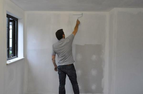 A superfície do primer antes de decorar as paredes - uma parte importante da tecnologia de reparo