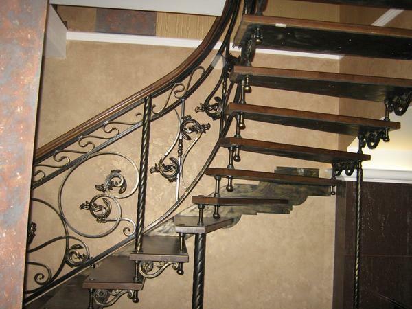Forged railings look great on any staircase, including a swivel with a staggered steps