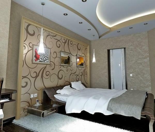 Yatak odaları fotoğrafa Alçıpan tavanlar: aydınlatmalı fotoğraf galerisi, iki seviyeli bir tasarım