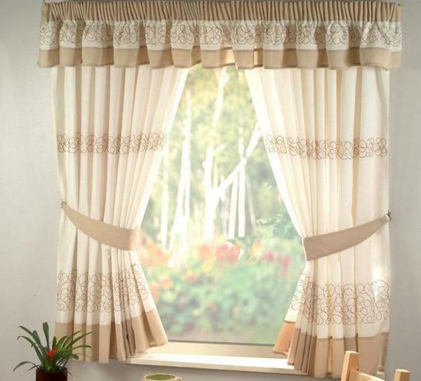 Before buying curtains on a small window, it is worthwhile to study the recommendations of designers