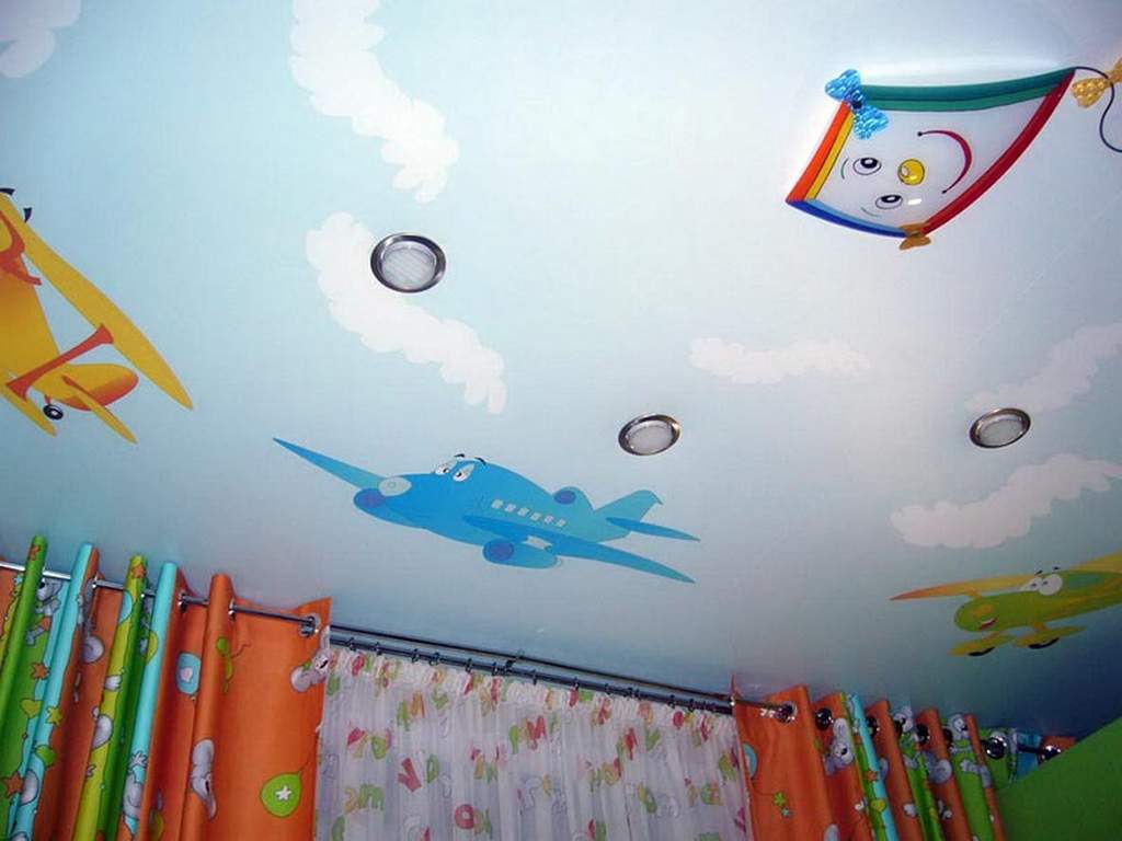 Enostopenjski strop v otroški sobi