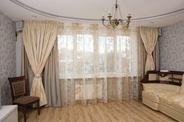 A belső tér a vendégszobában tökéletesen gyönyörű dupla függöny klasszikus stílusban