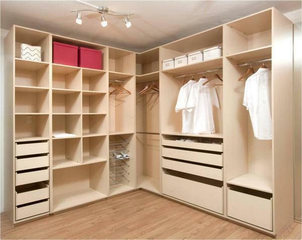There are several types of systems for storing things in the dressing rooms