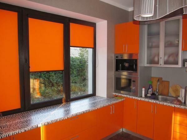 Bela e elegante na cozinha vai olhar persianas janelas de rolo