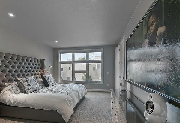 Gray matēts griesti - ideāls risinājums apdares guļamistabā, jotas rada mierīgu, mierīgu atmosfēru