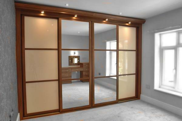 The mirror door to the dressing room is made of durable glass, and with its help you can visually increase the space