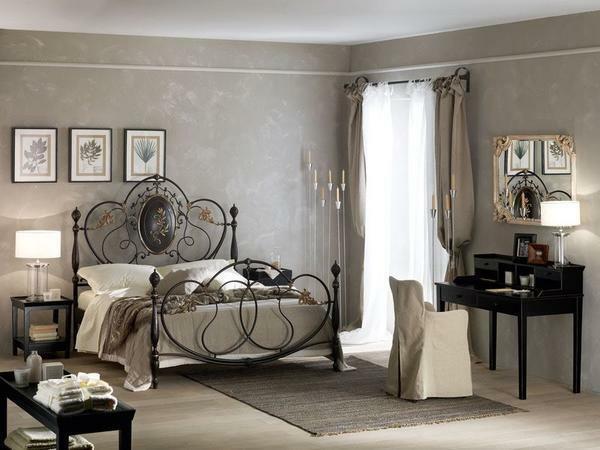 Prekrasna krevet s izvornim kovanog željeza uzglavlja stvoriti ugodan i nezaboravan ugođaj u spavaćoj sobi