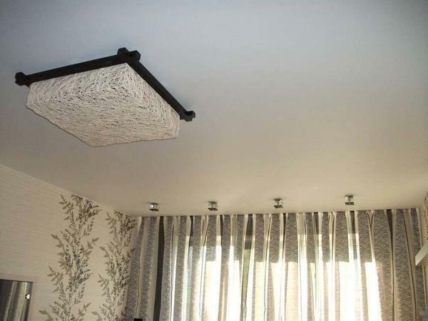 Fotoğraf Stretch yatak odasında tavan: resim, çizim ve fotoğraf baskısı ile tavan yatak odası tavan, iki seviyeli bir tasarım