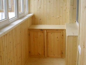 Javítás erkélyek kezük: hogyan kell szolgáltatnia egy szoba vagy konyha erkéllyel