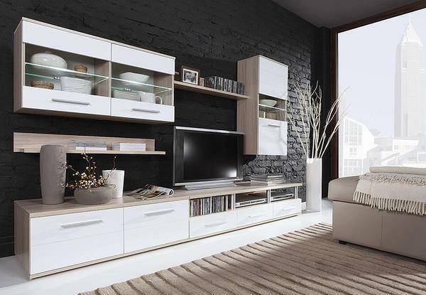 Obývacia izba s bielym nábytkom má na odpočinok a pokoj