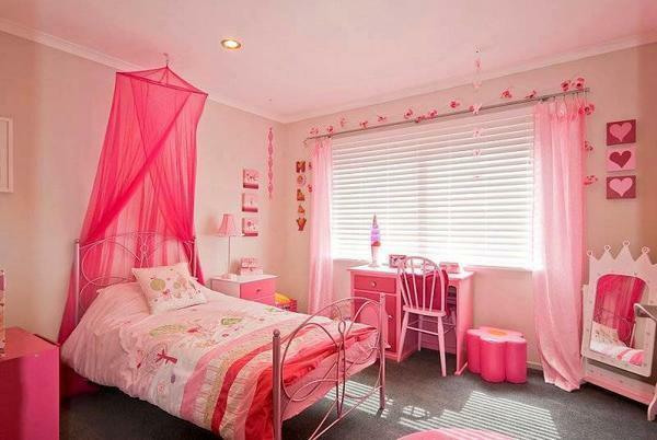 Sobe za dekleta je značilno tekoče linije. Ker naj bi pohištvo in dekor imeti gladke krivulje, pred ostrimi vogali bi morali dati