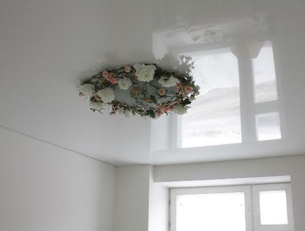 Lesklý stropy: klady a zápory materiálov, titulnú fotku, ako nastaviť bielej a ružovej, recenzie o fialovej, popis interiéru bytov