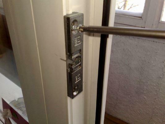 Balkonska vrata, da bi bolj zanesljivo in priročno, lahko uporabite posebne ključavnice za PVC vrata