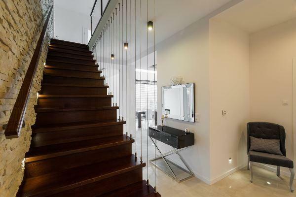 Stepenice mogu biti ne samo praktičan, ali i djeluju kao izvorni element dekor u unutrašnjosti