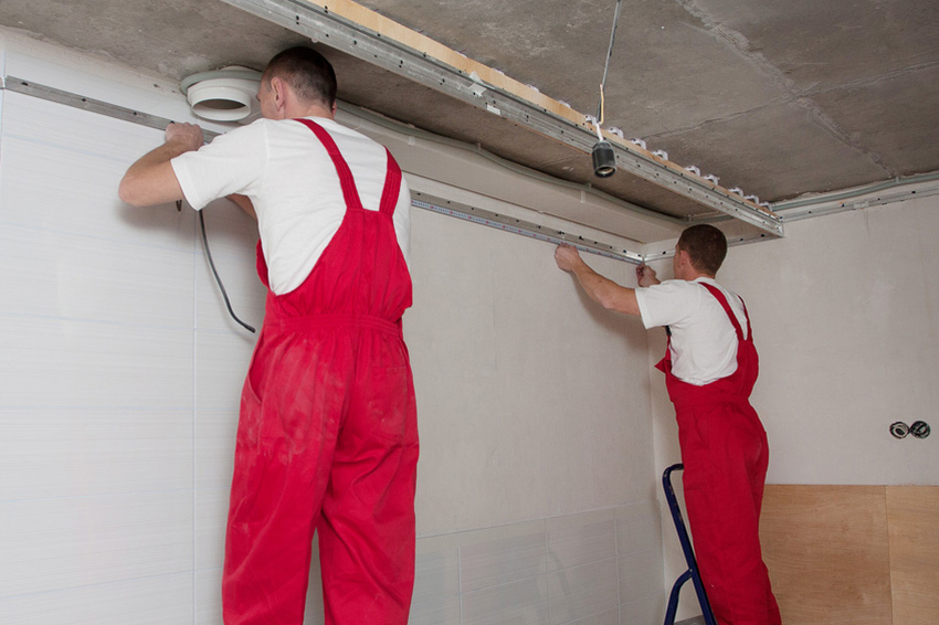 La technologie standard pour l'installation de plafonds tendus implique la présence d'un cadre en profilés