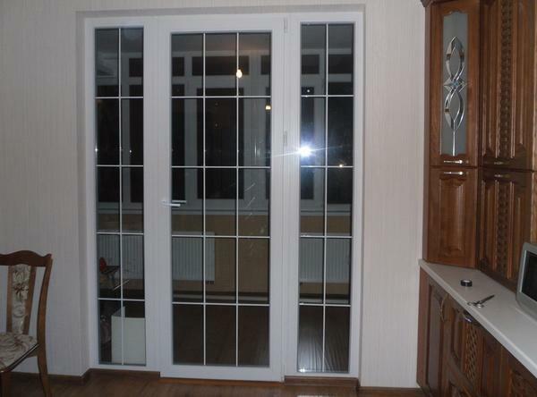 Plastik balkon kapıları balkon cam ve metal-plastik genişliği tamamen cam boyutu arkasında