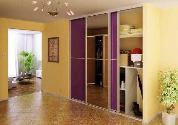 Ampliar visualmente um pequeno corredor no apartamento pode usar o guarda-roupa elegante com portas de espelho