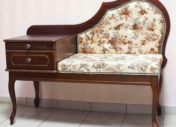To pick up a practical and beautiful banquet with a seat for a hallway it is possible in specialized furniture stores