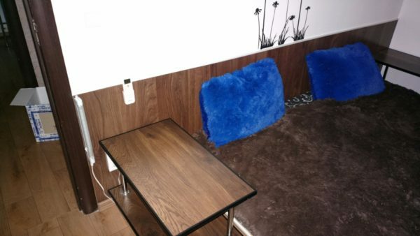 Soverommet i første etasje. Laget av laminert bord sengen. Den samme bord, limt på et silikon er beskyttet av en vegg i hodegavlen av sengen-pallen.