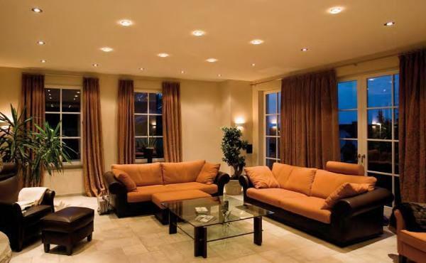 S cieľom vytvoriť perfektné obývacia izba, je potrebné myslieť na konštrukciu haly, bez toho, aby boli rušení drobných detailov
