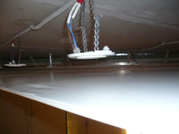 alçak tavanlı bir odada gergin tuval ayarlanması, çeşitli iletişim ve aydınlatma varlığı oda yüksekliği 20-30 cm azalttığı unutulmamalıdır