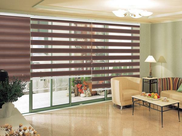 Roller curtains reminiscent of Roman blinds and blinds, so they are a universal sunlight regulator