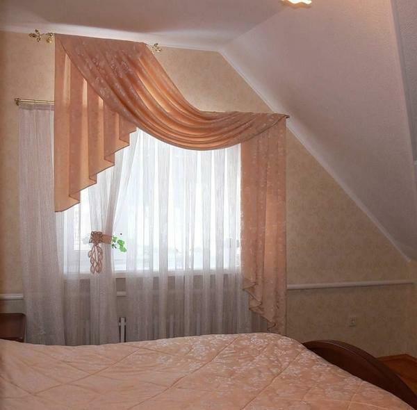 The color of curtains should be combined with other shades of the interior