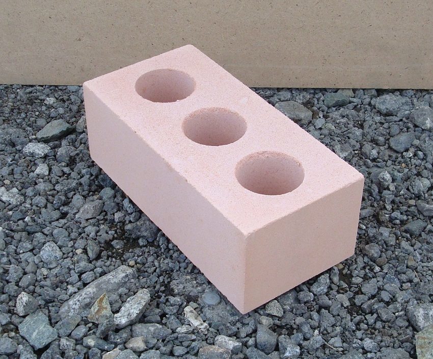 Hollow brick used in the construction of lightweight construction