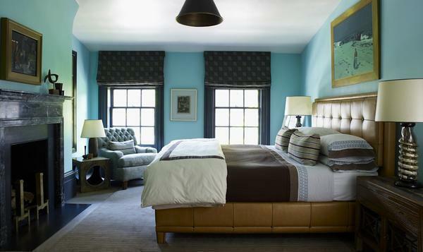 The walls of turquoise color in the bedroom are well complemented by black curtains or curtains