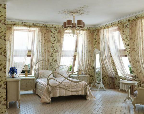 Romantisches Interieur von der Art der Provence mit Lichtvorhängen mit Rüschen und Volants verziert werden. Solche Bahnen werden Geräumigkeit und Luftigkeit des Raumes hinzufügen