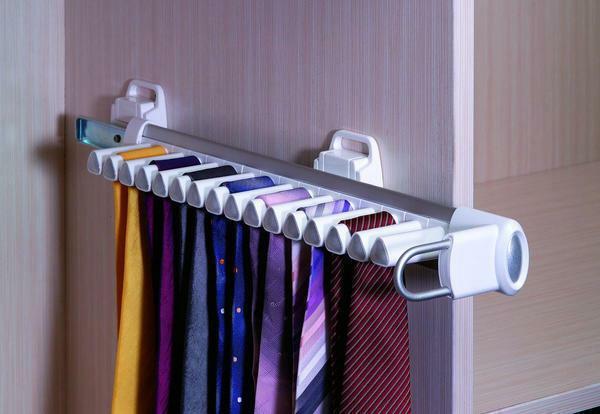 לאחסון עניבות וחגורות ניתן לרכוש קולבים מיוחדים עם קליפים