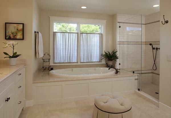 When decorating a window in the bathroom, it is necessary to take into account the interior of the room and the style of the window opening itself