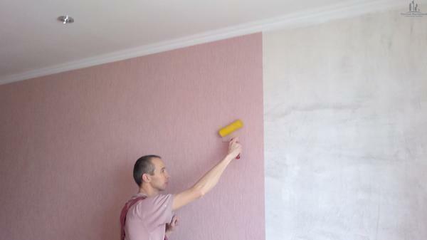 Wallpaper is recommended to glue before finishing the floor, so that glutinous fumes do not cause any harm to the flooring