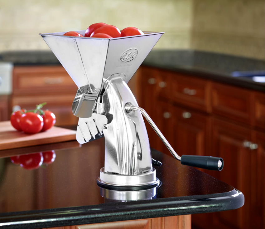 Tomatjuicer er opdelt i manuelle, mekaniske eller elektriske apparater.