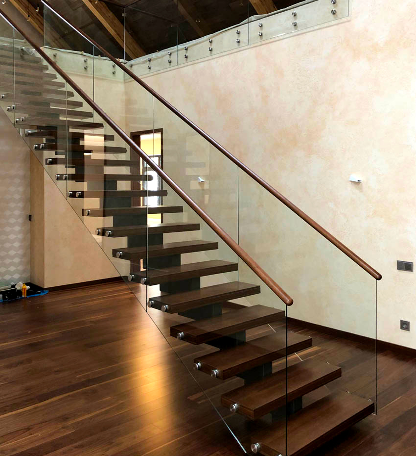 Nejlepším řešením pro interiéry v high-tech, minimalistických a fúzních stylech jsou skleněná schodiště
