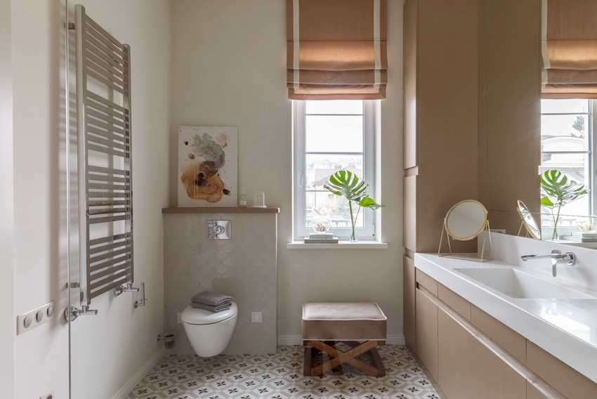 Pemasangan instalasi akan memungkinkan Anda untuk memiliki permukaan tambahan di kamar mandi untuk menyimpan barang-barang.