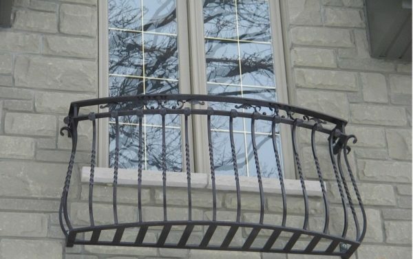 Nepretenciozan, ali lijepe kovanog željeza ograde Francuski balkon