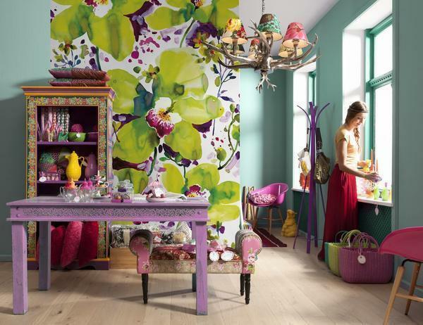 When decorating walls in most cases, bright wallpaper is used only to create accents
