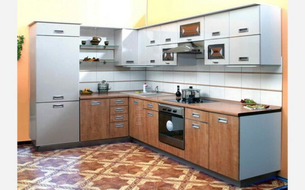 L-şeklinde bir buzdolabı ile küçük mutfak tasarım