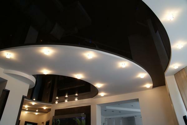 Sort og hvid multi-level lofter - modetrend, der letter oprettelsen af ​​zoner i rummet og opfattelsen af ​​interiøret