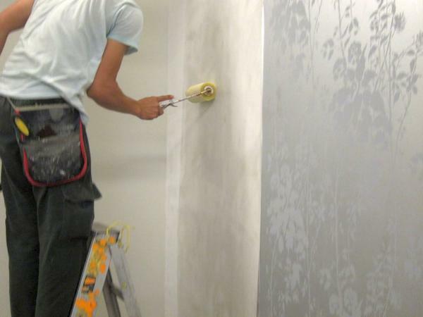 The most difficult thing in flocking wallpaper wallpapering is the corners, because very often they are uneven