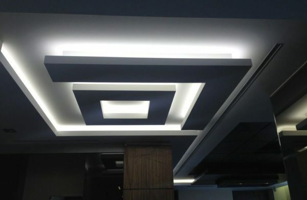 Nel soffitto moderno luci possono agire non solo ausiliario, ma anche l'illuminazione principale
