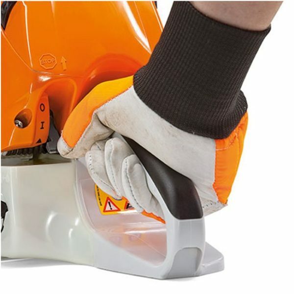 Control the operation of the saw with one hand by means of a single lever.
