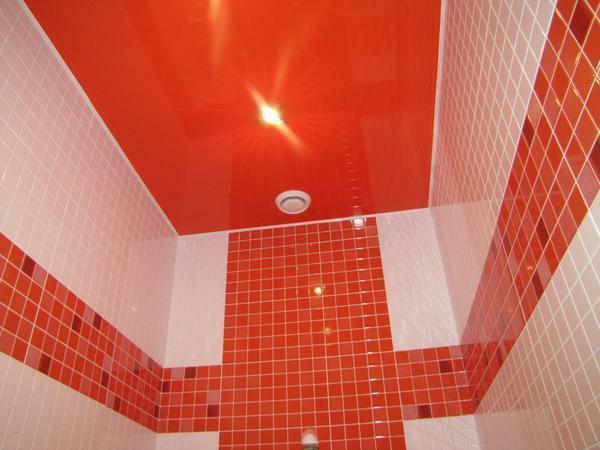 Decoration of the ceiling and walls in the bathroom should be kept in one style