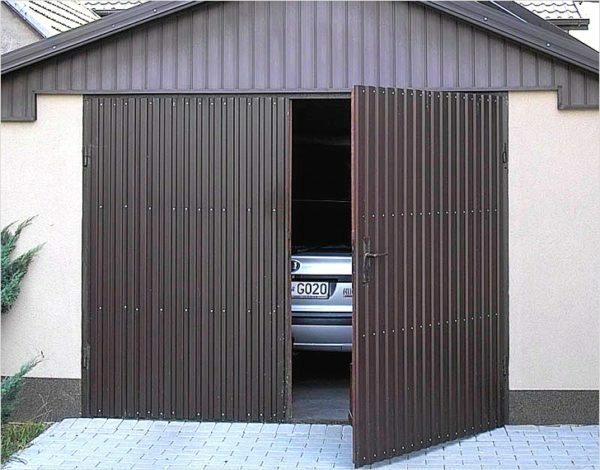Steel sheet for covering the gate is used only in the protected area.