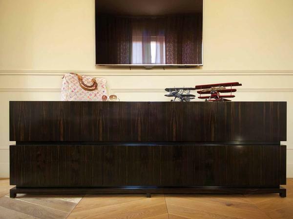 Dlhá komoda - tradičné pre mnoho spotrebiteľov kus nábytku, ktorý umožňuje ukladať rôzne predmety pre domácnosť