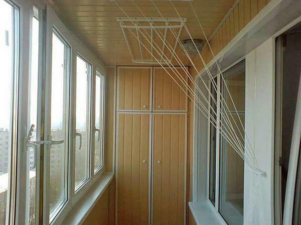 Dryer balkong: hengeren for tørking av vann vegg hengende enhet, foldemekanismen