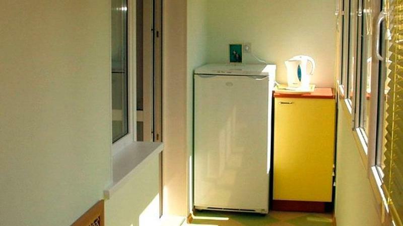Tehetek egy hűtőszekrény az erkélyen a télen a hőmérséklet, és hogyan kell tárolni a lekvár, a televíziót és a máz