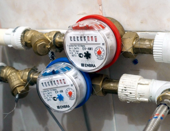 The installation of meters for water can be performed independently or by a specializing company
