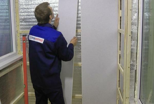 Under the plastic panels it is recommended to install a thermal insulation material